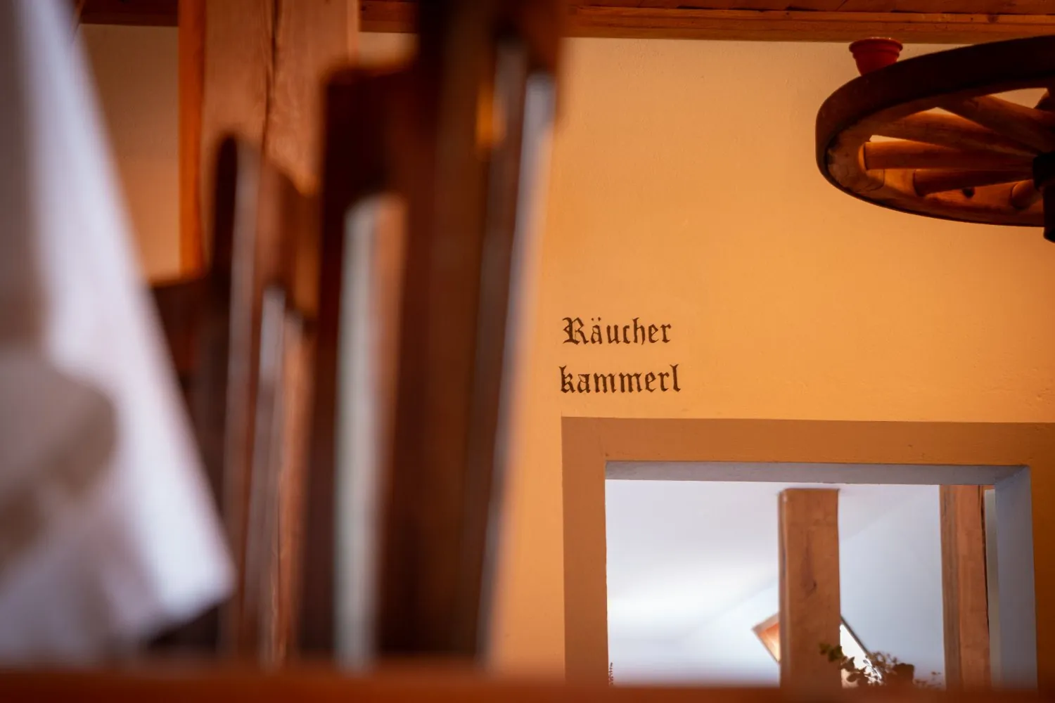 Schriftzug Räucherkammerl an der Wand