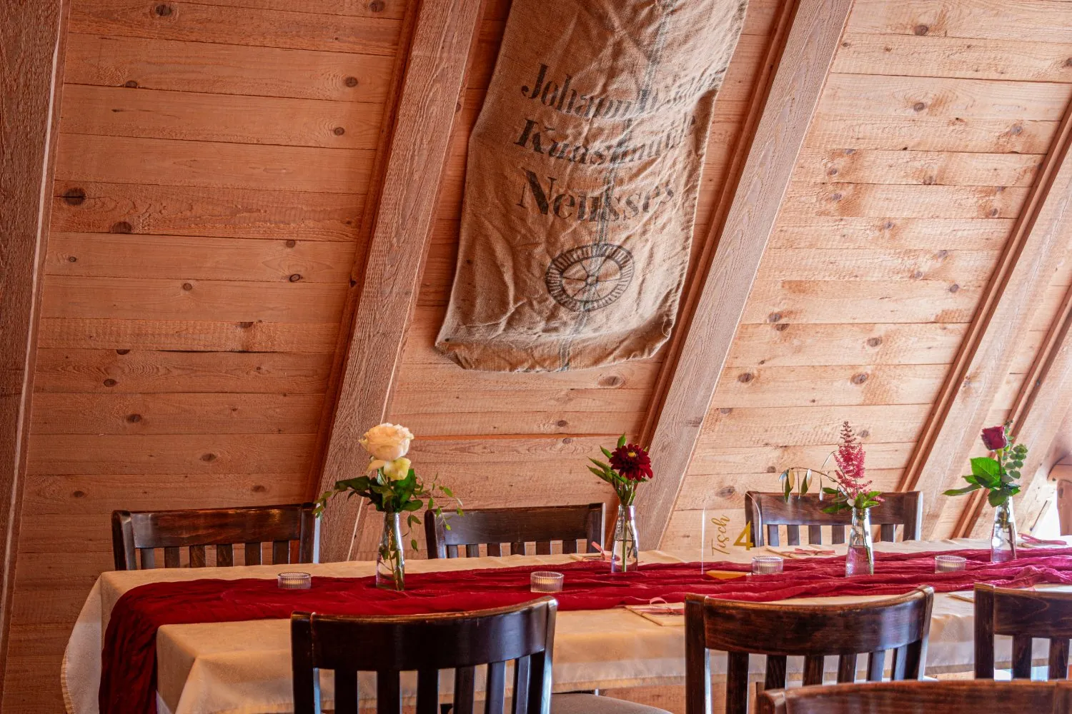 Festtafel unter dem alten Mühlensack aus Neuses