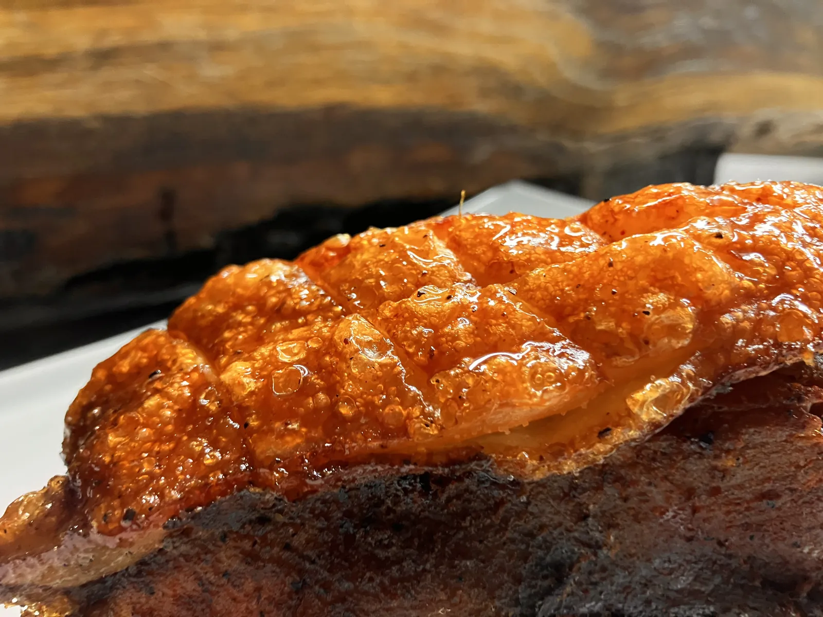 Spanferkel mit glasiger Kruste aus dem Holzbackofen
