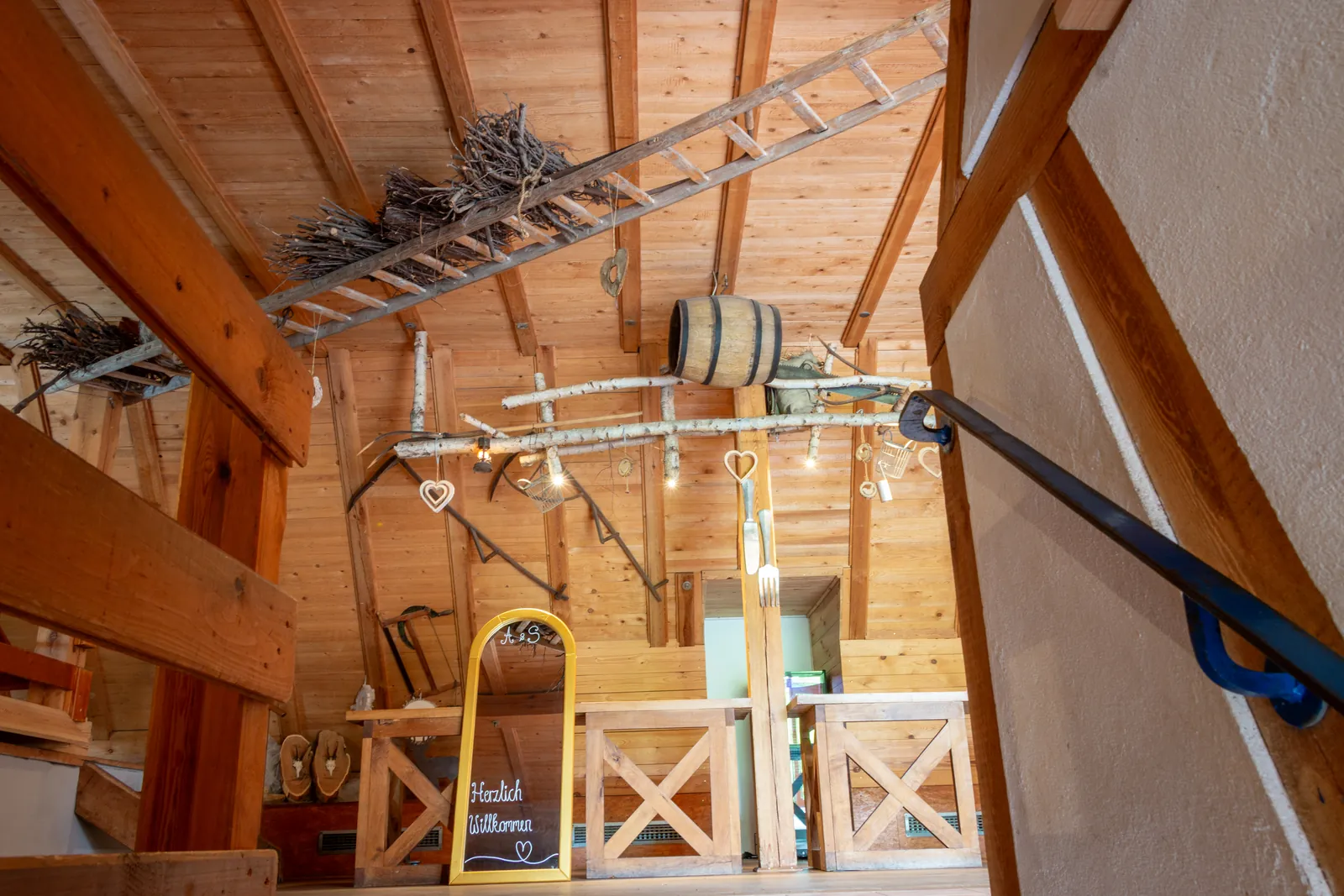 Blick von der Treppe in den Stodl mit Galerie und Theke