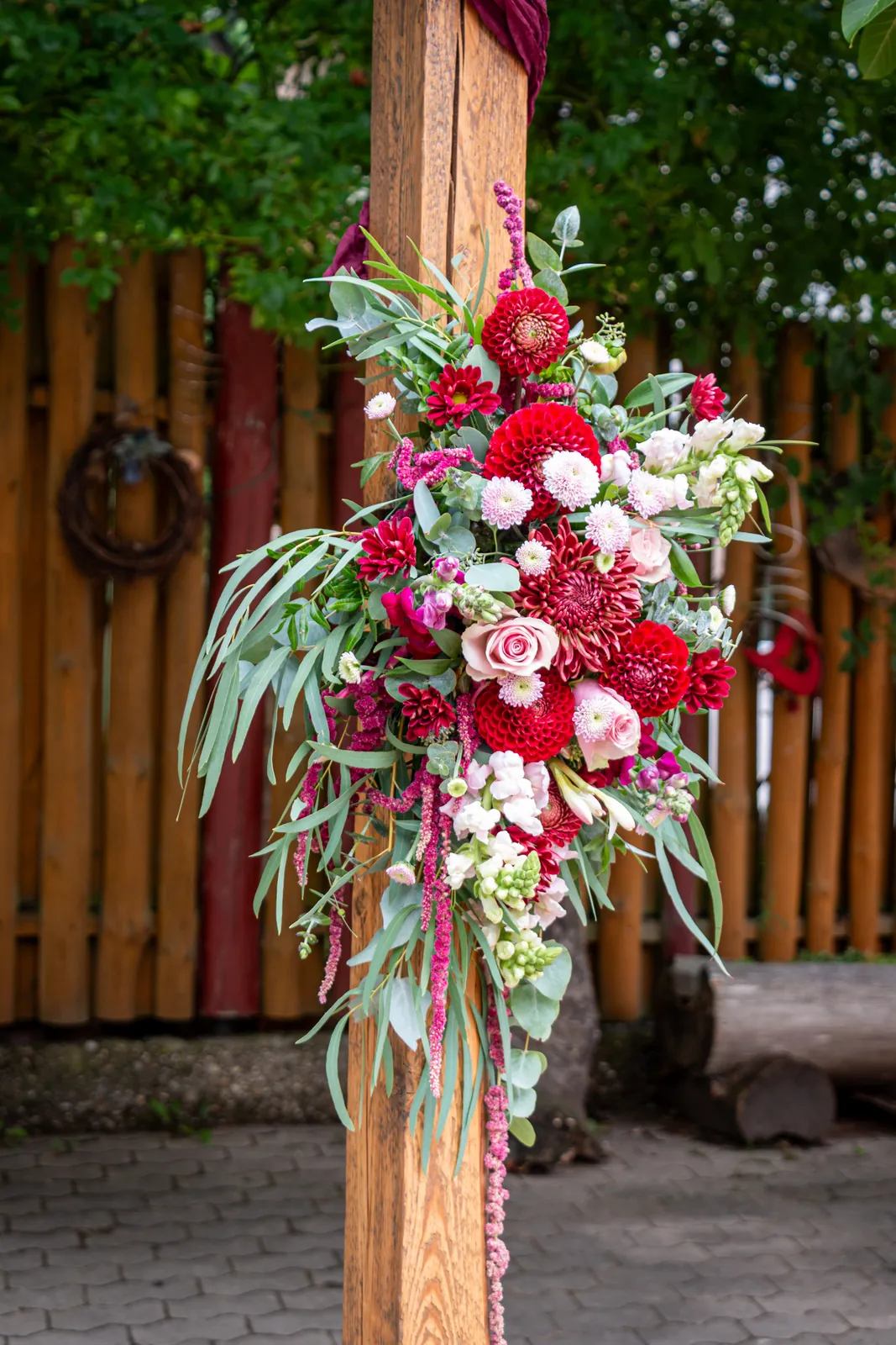 Blumenschmuck an der Säule des Traubogens