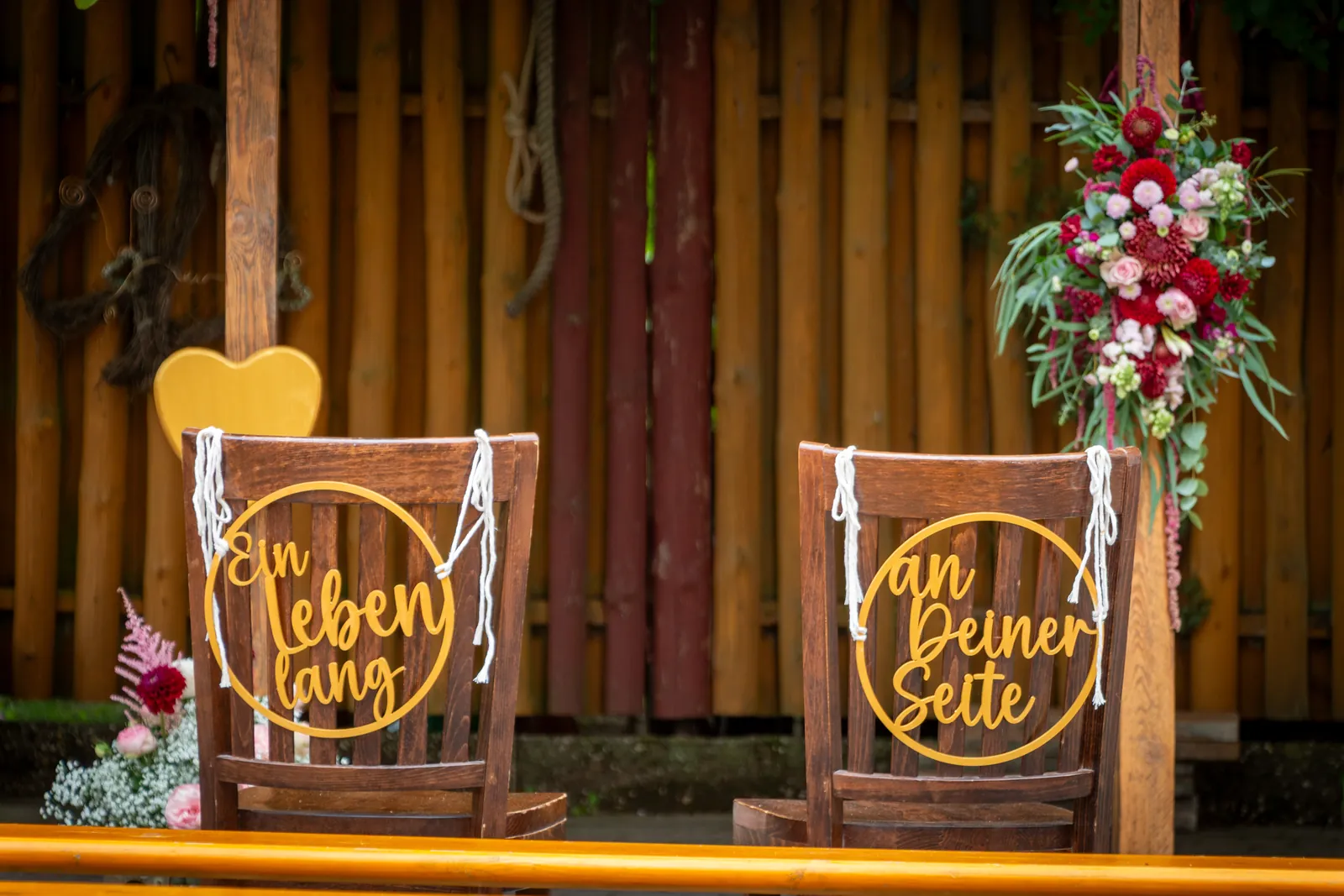 Brautstühle mit den Schildern „Ein Leben lang“ und „an Deiner Seite“